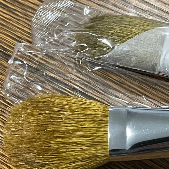 I.D Bare Escentual Brushes - 2 Flawless Face Brushes #28 - Picture 3 of 8